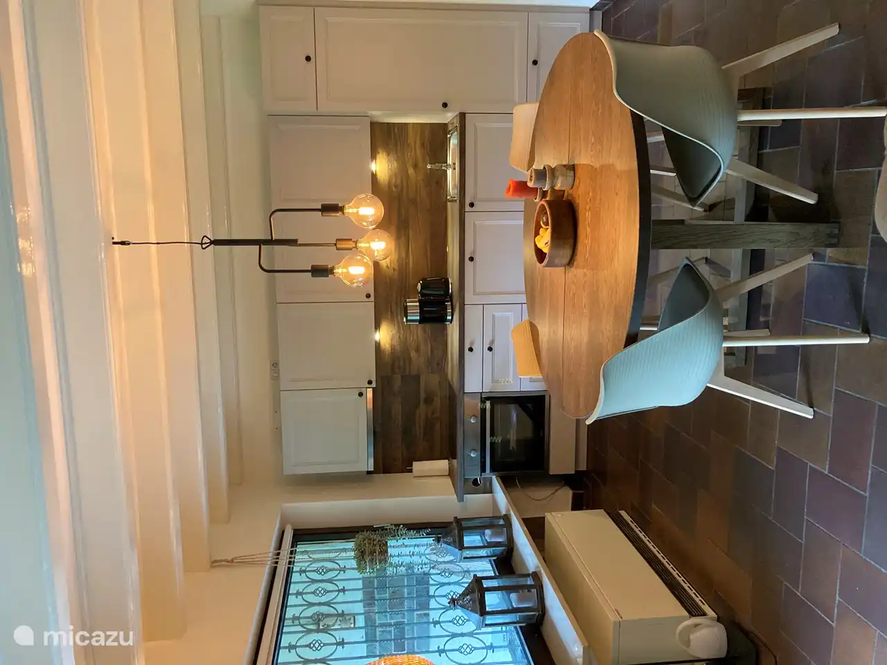 La cuisine équipée avec lave-vaisselle, four, Dolce Gusto, cafetière et grille-pain.