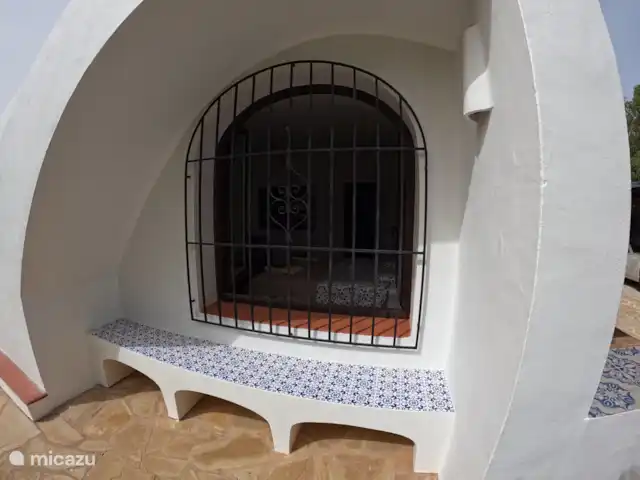 El Azahar huren in Spanje, Costa Blanca, Jávea - villa buitenbankje bij het raam van de masterbedroom