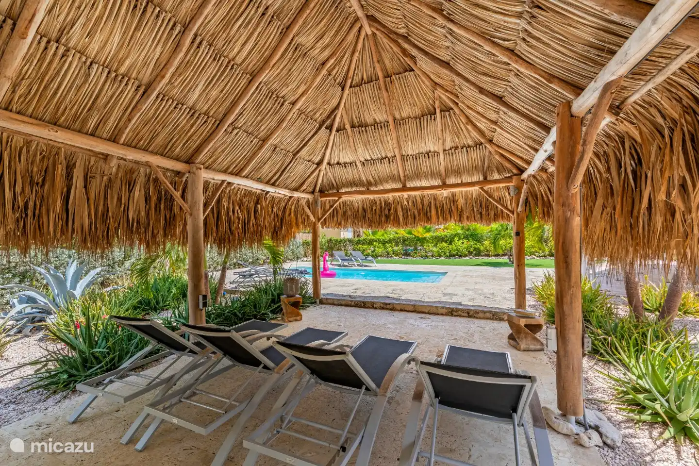 Relájate bajo la gran palapa