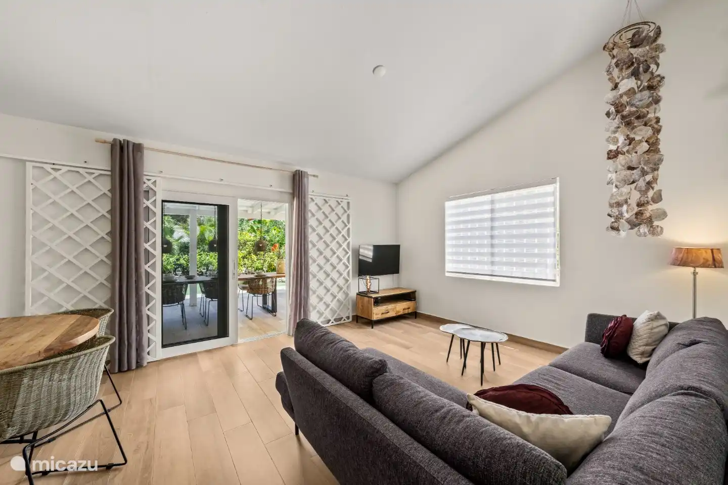 Bonita sala de estar con TV