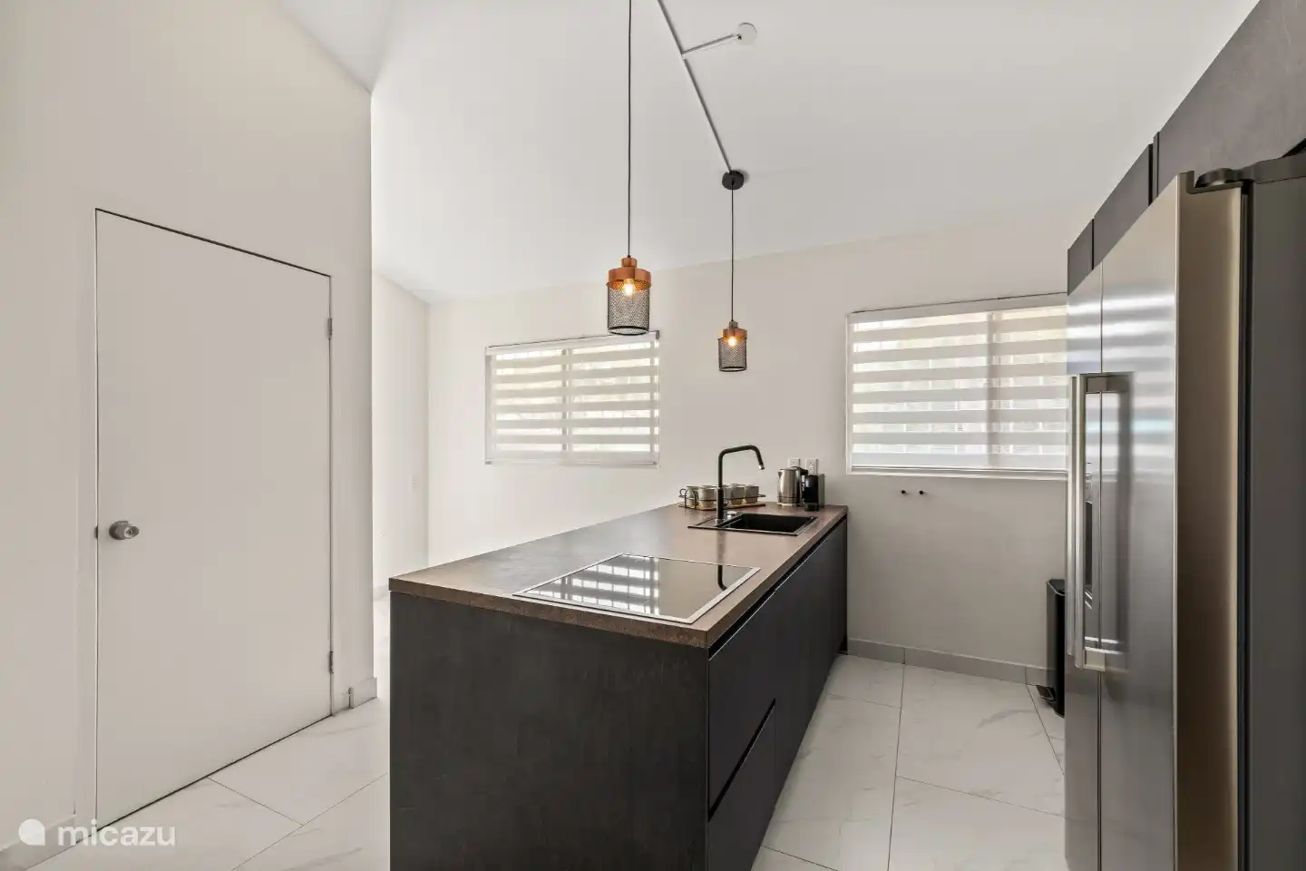 Cocina muy completa con isla de cocción