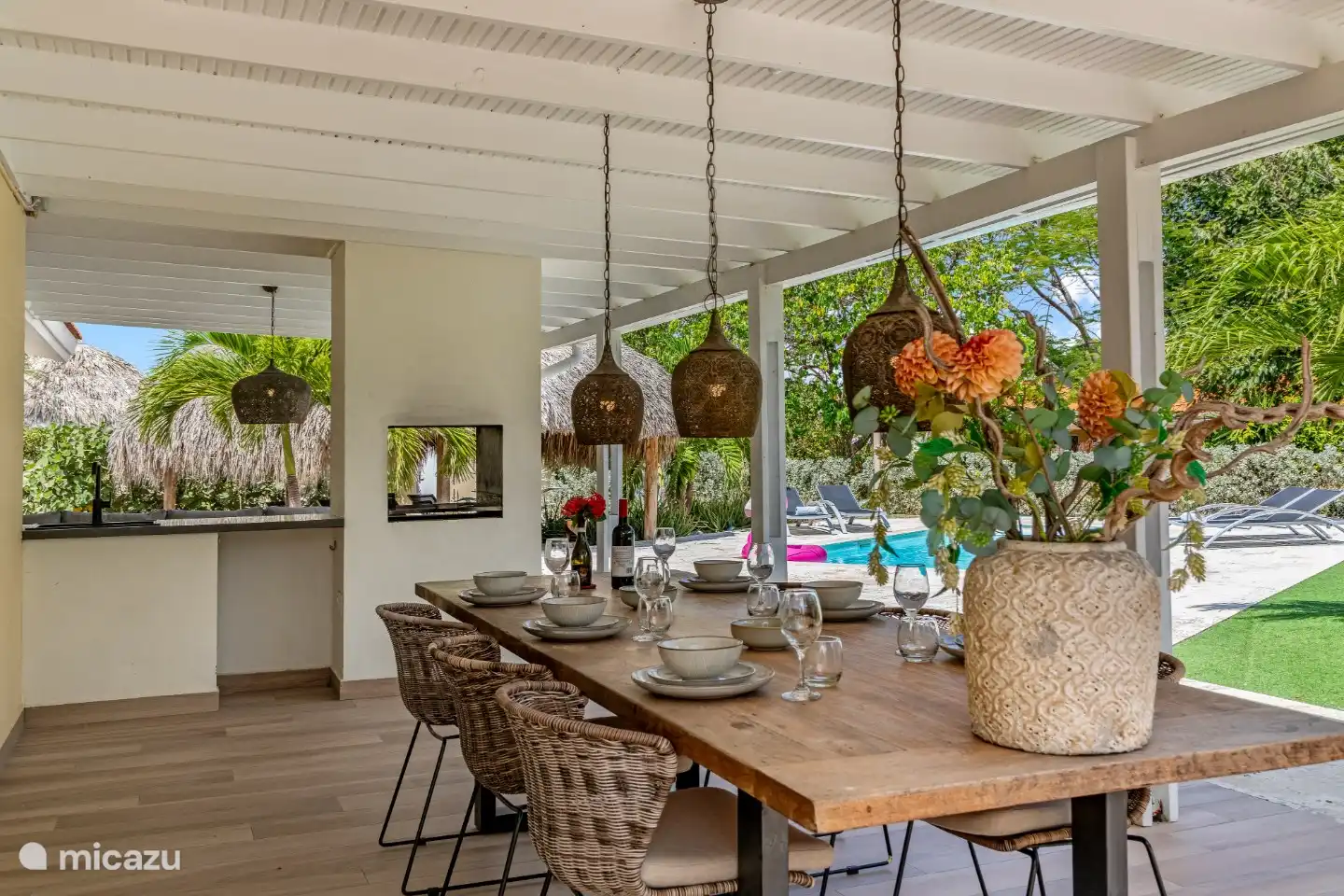 Mesa grande para largas y acogedoras veladas para cenar, jugar, hacer barbacoas