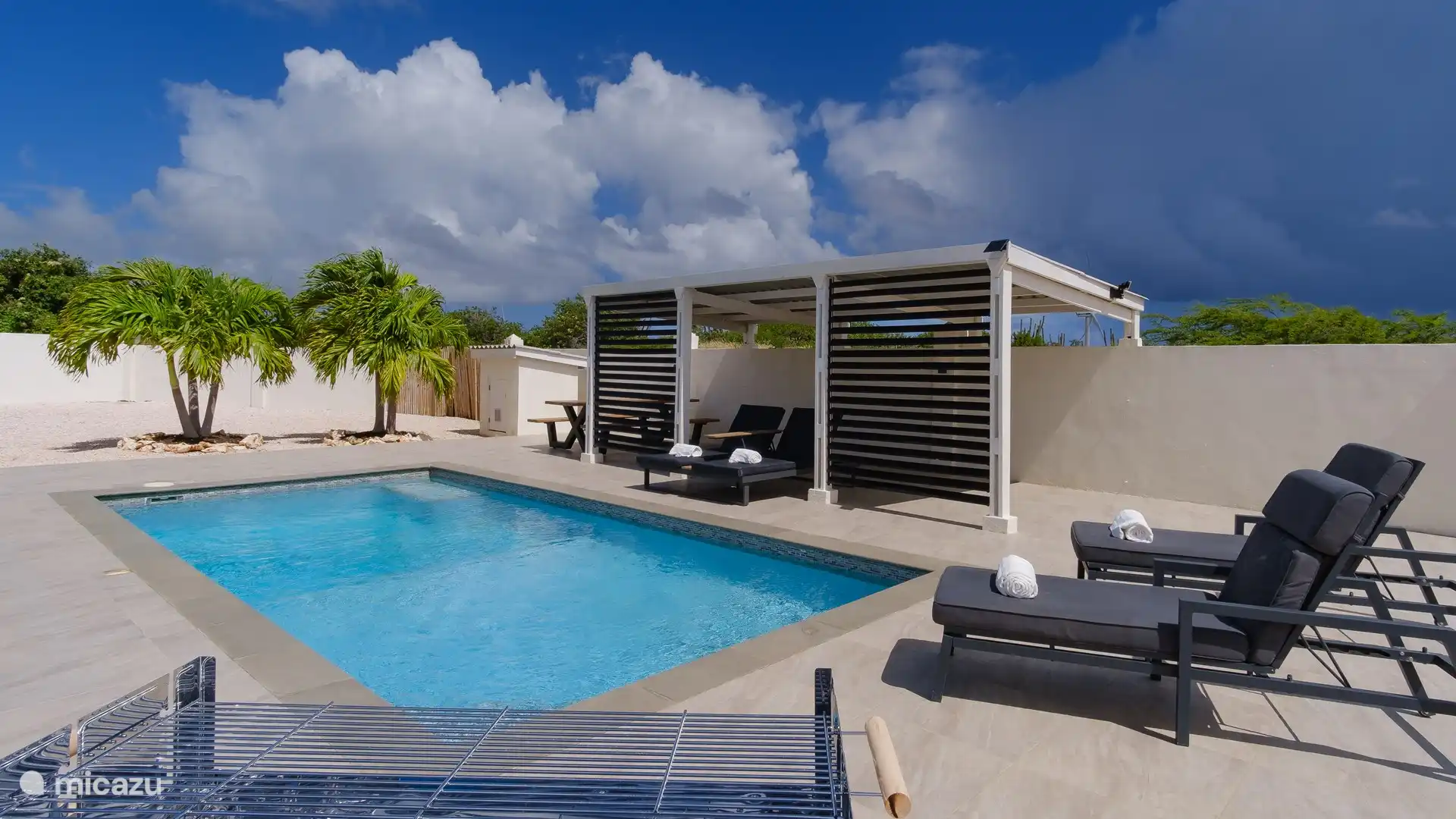 Eine Zeit lang gar nichts! Telefon auf lautlos und Zeit zusammen mit Familie und/oder Freunden in der tropischen Sonne genießen ??
Ein Buch lesen oder sich am Pool sonnen?

Der Pool wird mit 1 anderen Villa geteilt.