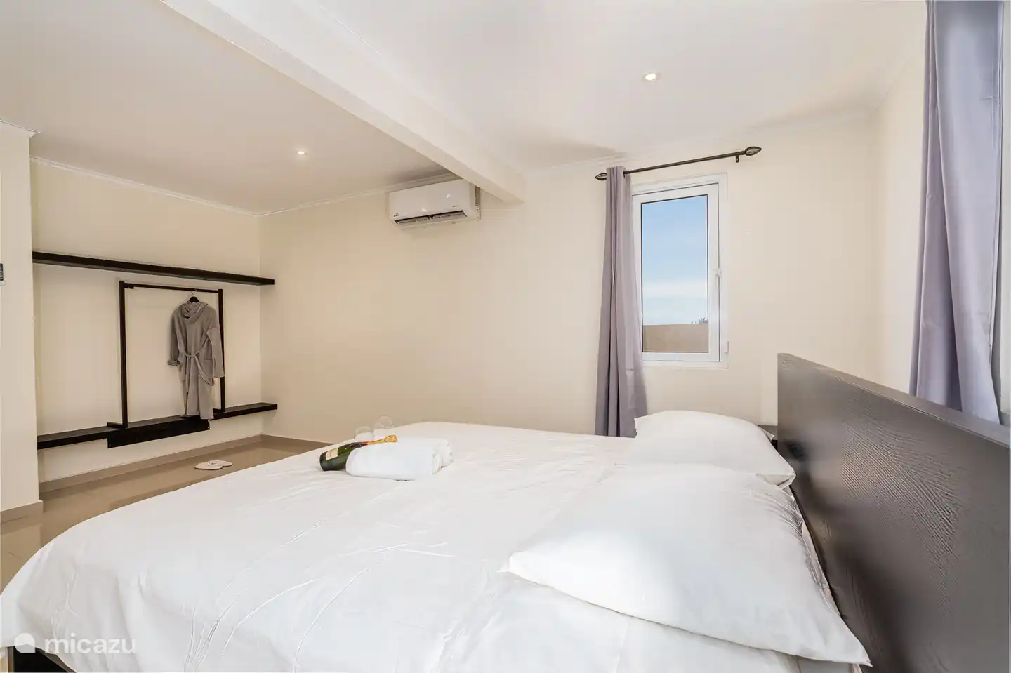 Hauptschlafzimmer mit Kingsize-Bett und Meerblick