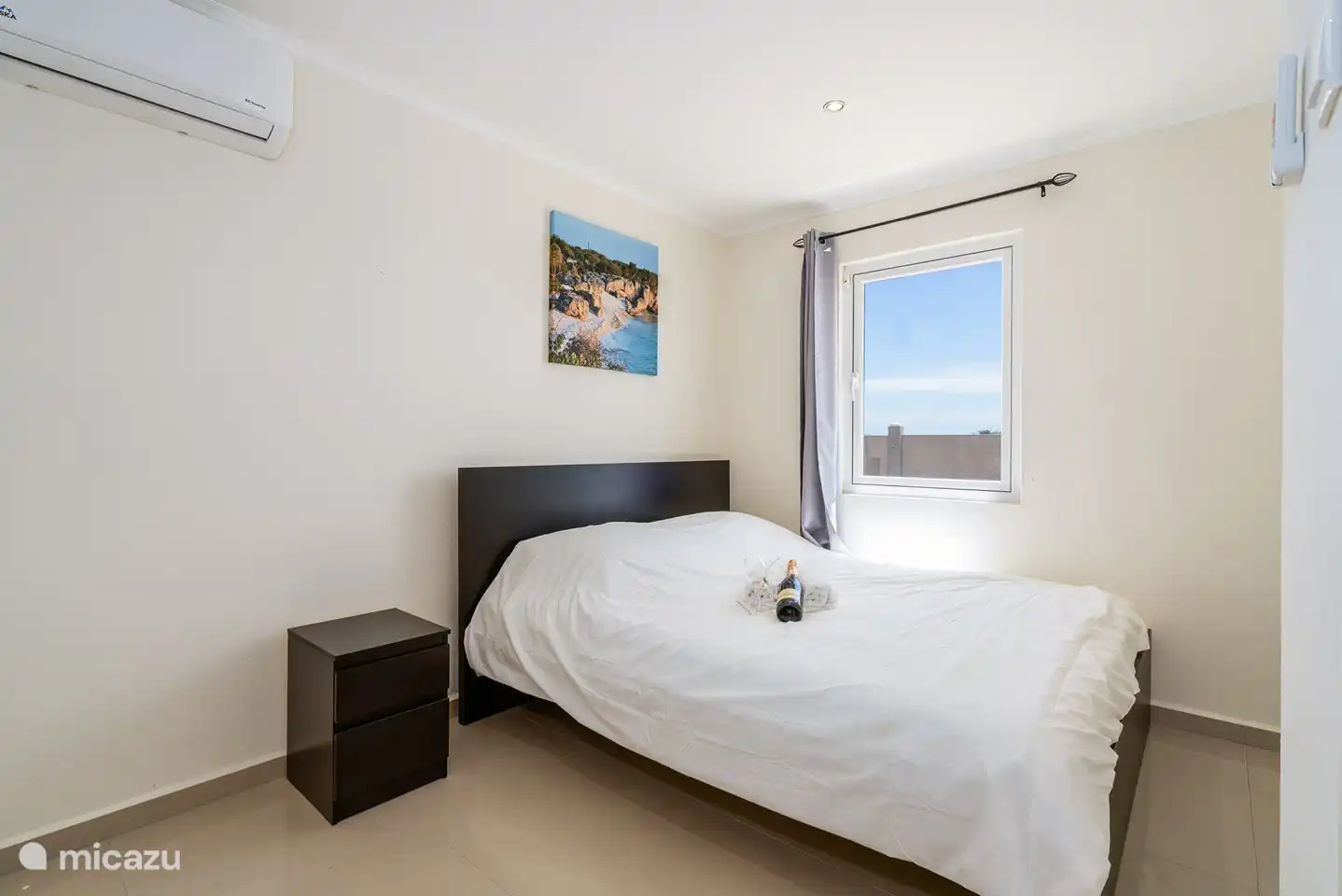 Queensize-Bett und Meerblick