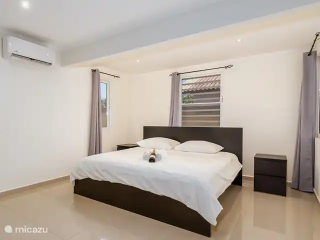 Nouvelle villa avec vue sur l'océan + piscine | Curaçao, Banda Abou (ouest), Tera Korá - villa Chambre des maîtres avec lit king size et vue sur l'océan