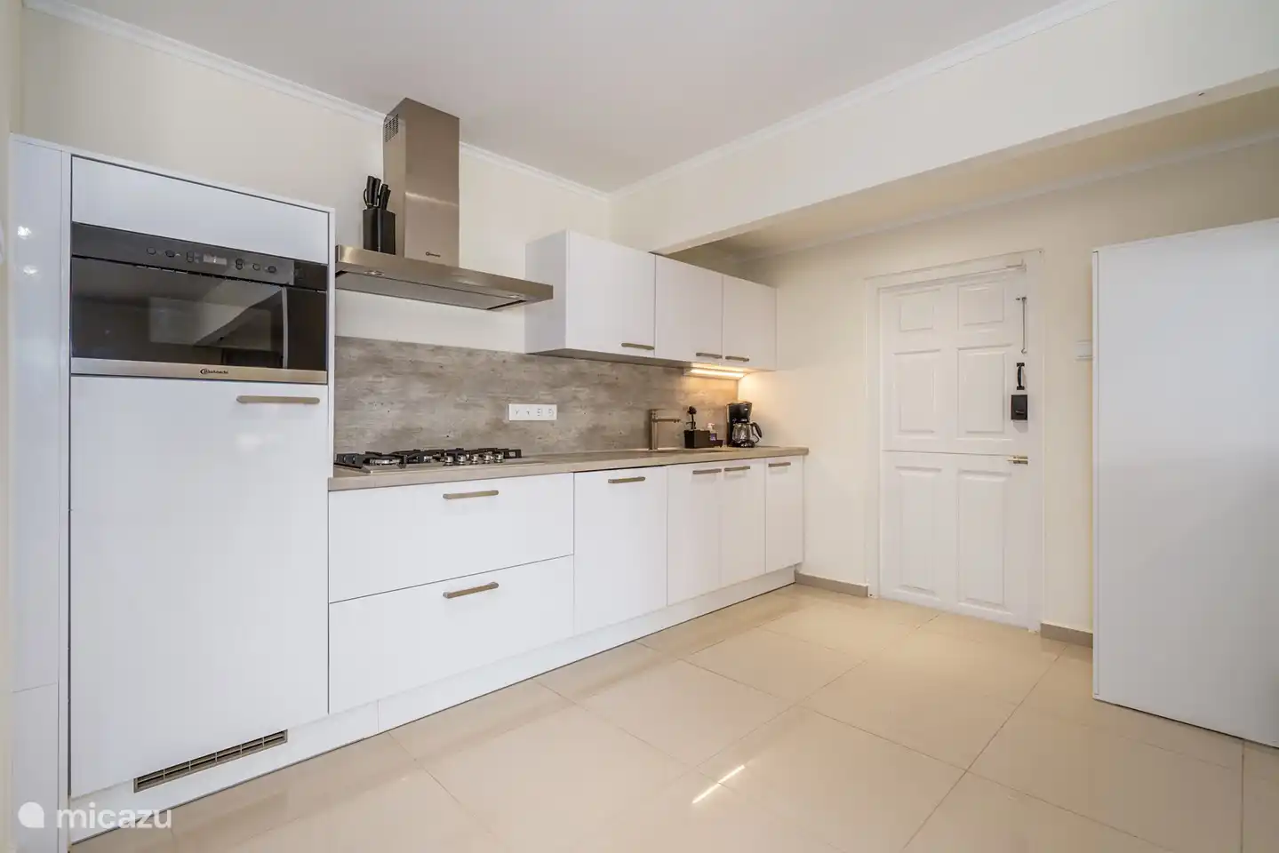 Voll ausgestattete Küche (Kombibackofen, Geschirrspüler, Kaffeemaschine)