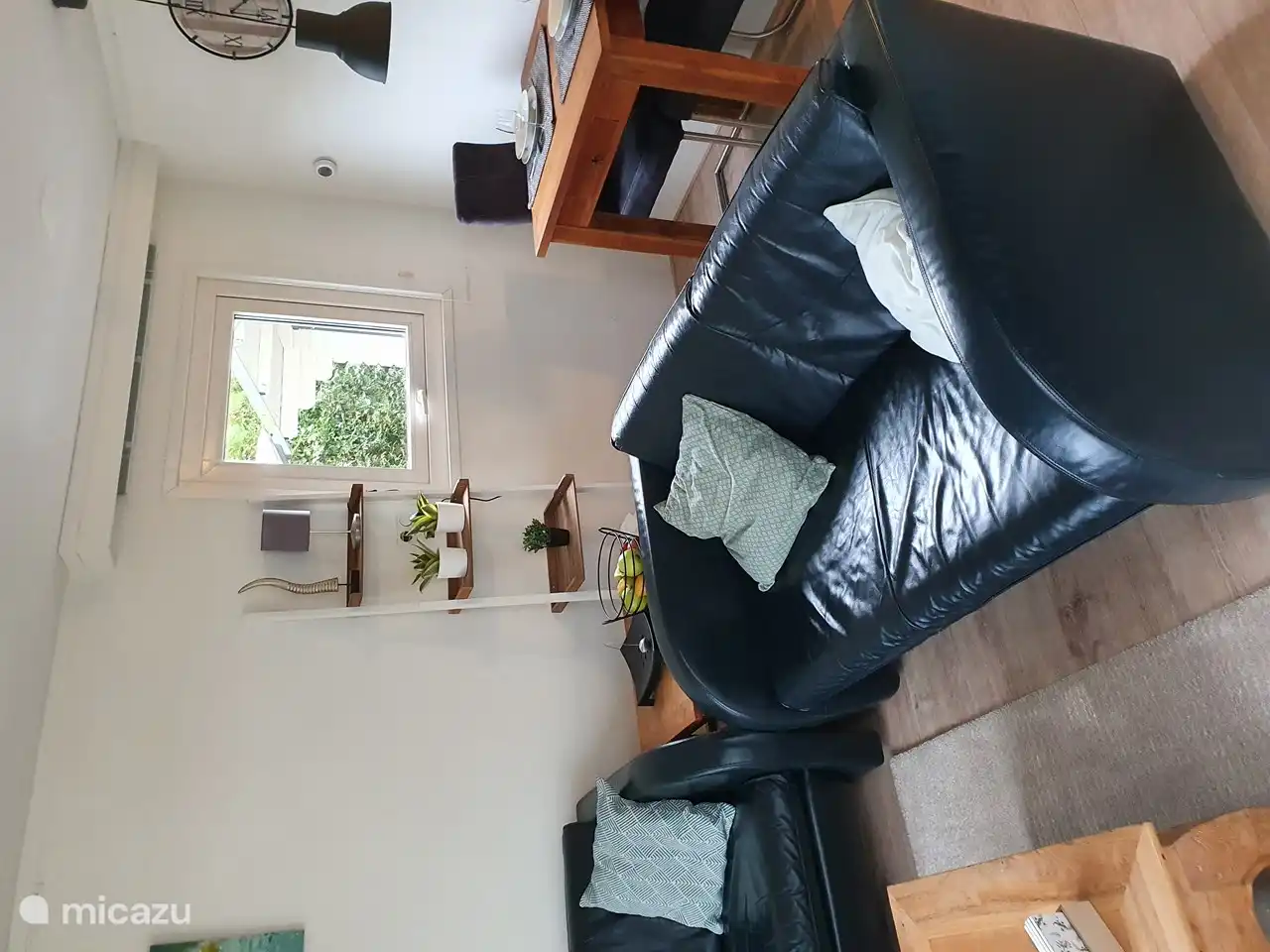 Im Wohnzimmer befinden sich 2 Sofas. Beide Sofas sind 2-Personen-Sofas.