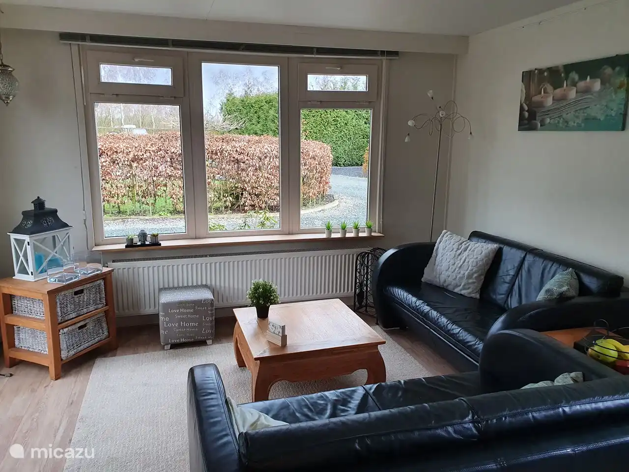 Das Wohnzimmer des Chalets. Der TV-Schrank verfügt jetzt über einen Smart-TV mit HDMI-Eingang.