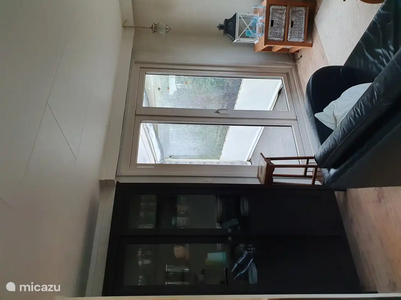 Zwei französische Türen zur Veranda. Der Stehtisch ist weg, es gibt jetzt einen Ventilator.