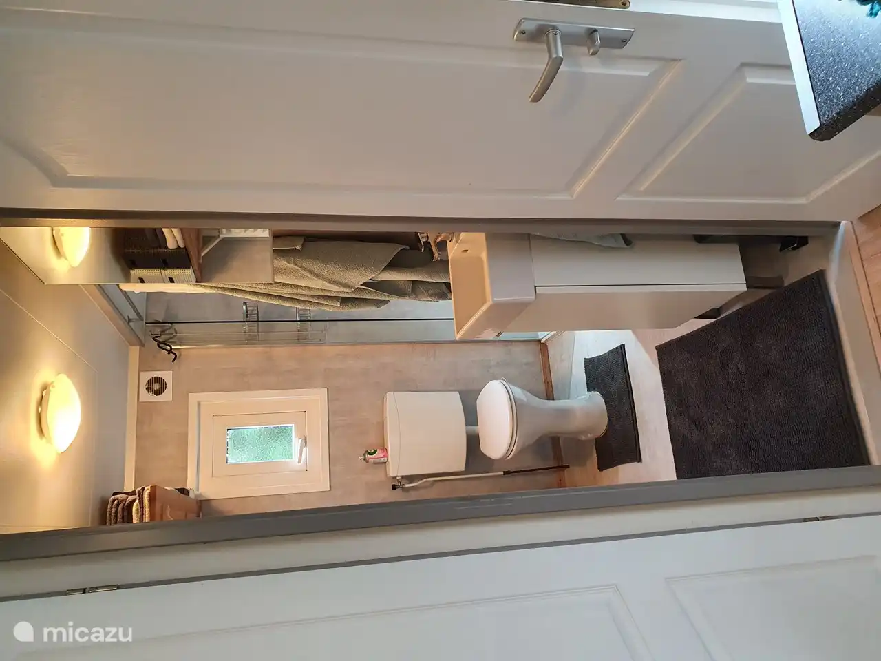 Das Badezimmer des Chalets ist mit einem automatischen Ventilator ausgestattet.