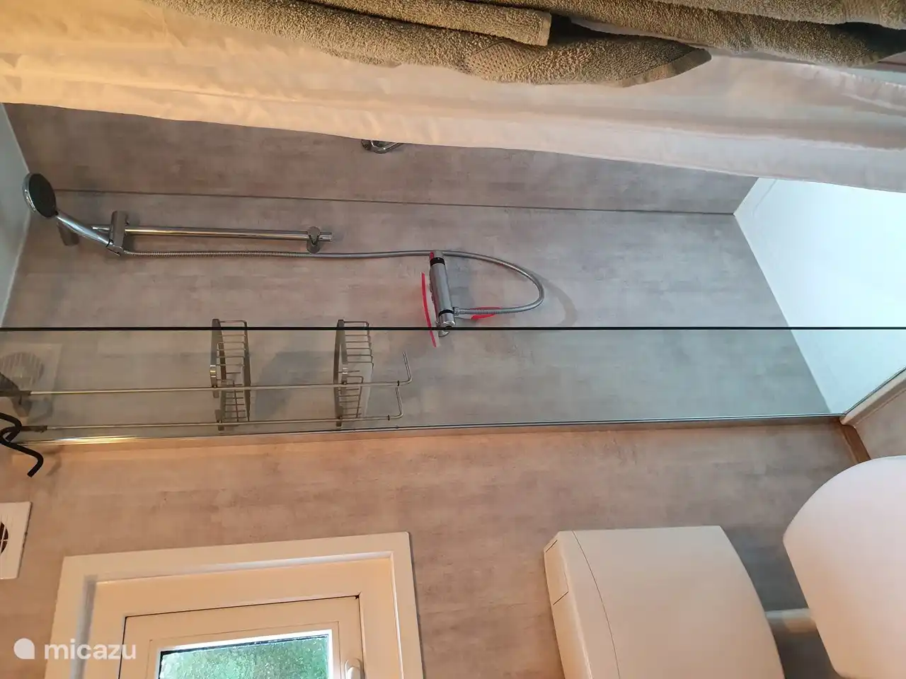 Die Dusche ist komplett ausgestattet, Thermostat-Hahn. Und der Sprinkler ist höhenverstellbar.