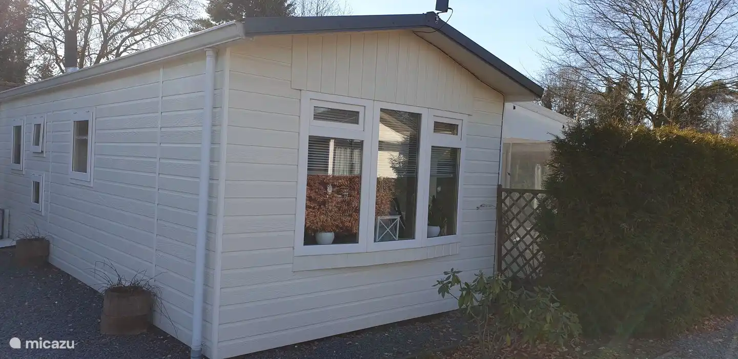 Die Rückseite und Vorderseite des Chalets