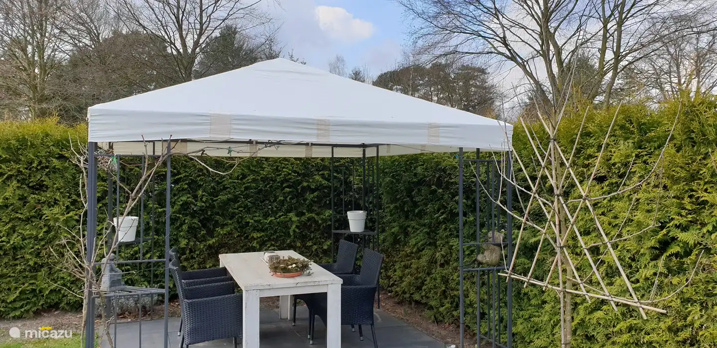 Unser Pavillon, in dem das Rauchen erlaubt ist. Das Rauchen ist im Chalet/Veranda NICHT erlaubt.