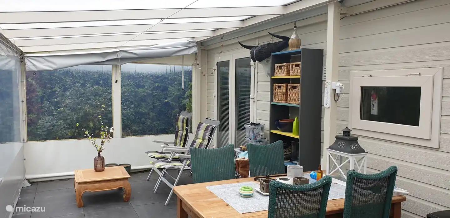 Die helle und geräumige Veranda. Hier lässt es sich auch im Frühjahr, Herbst und Winter gut verweilen, wenn die Sonne eine Weile scheint.