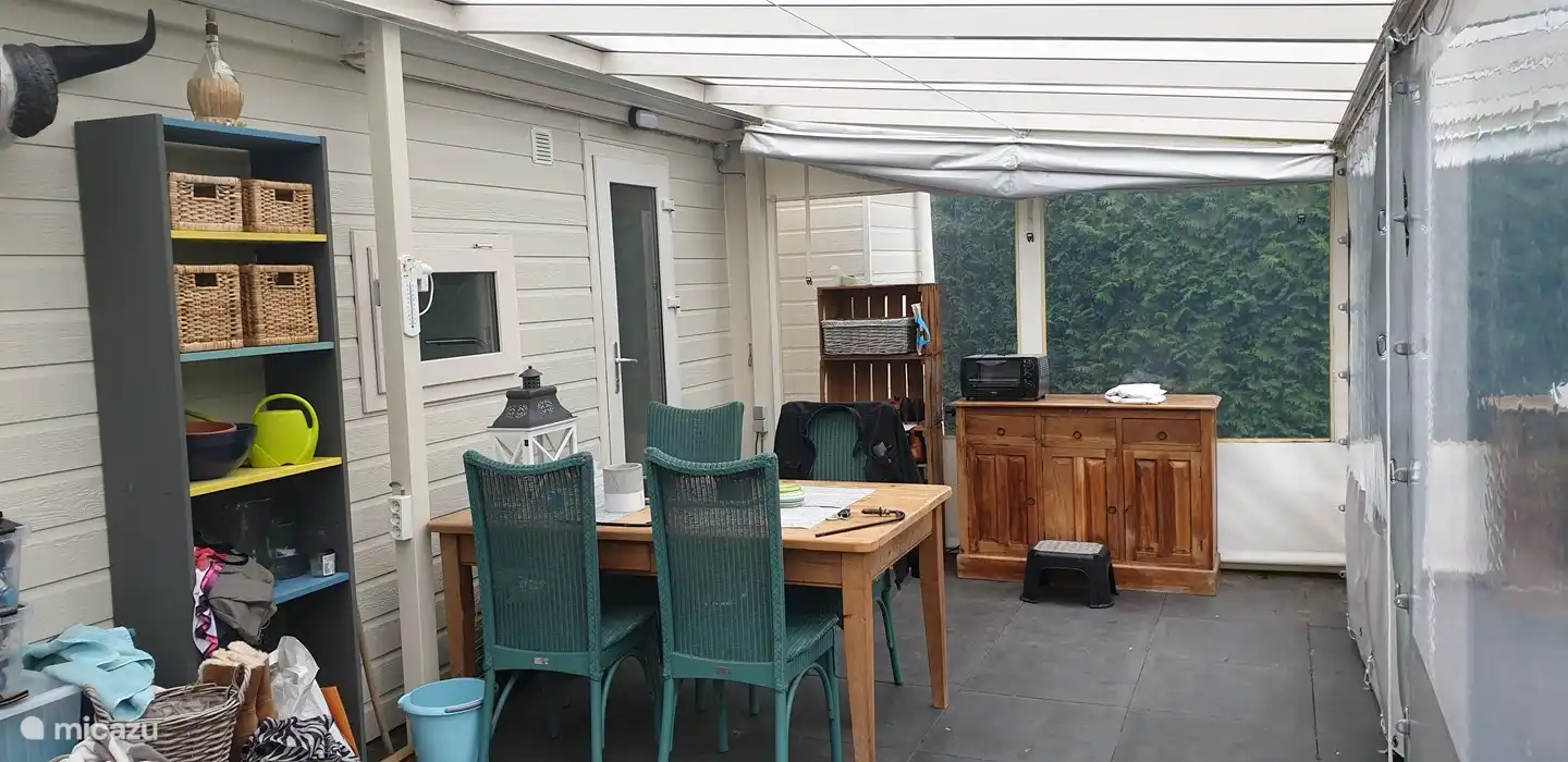 Die helle und geräumige Veranda. Hier lässt es sich auch im Frühjahr, Herbst und Winter gut verweilen, wenn die Sonne eine Weile scheint.