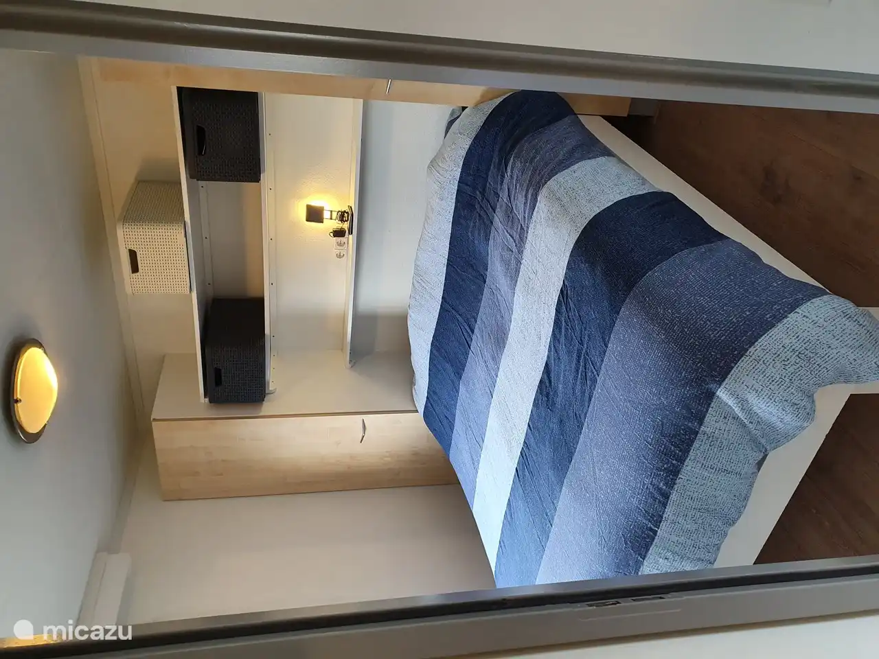 Das Hauptschlafzimmer mit viel Stauraum. Hat eine neue (2021) Matratze.