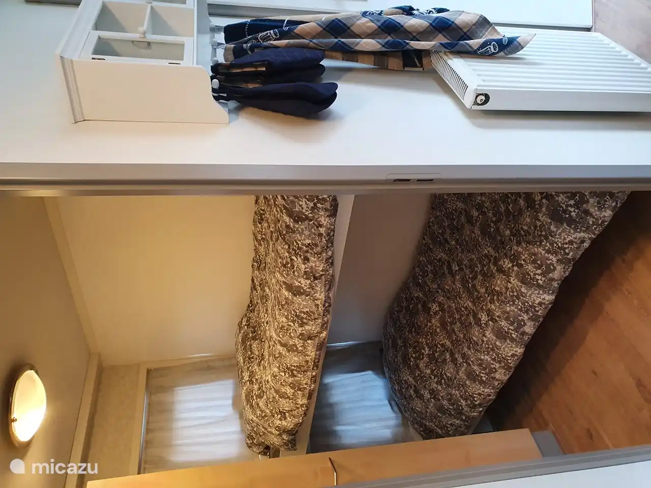 Das Kinderzimmer wo auch der Lebenslauf im Schrank montiert ist.