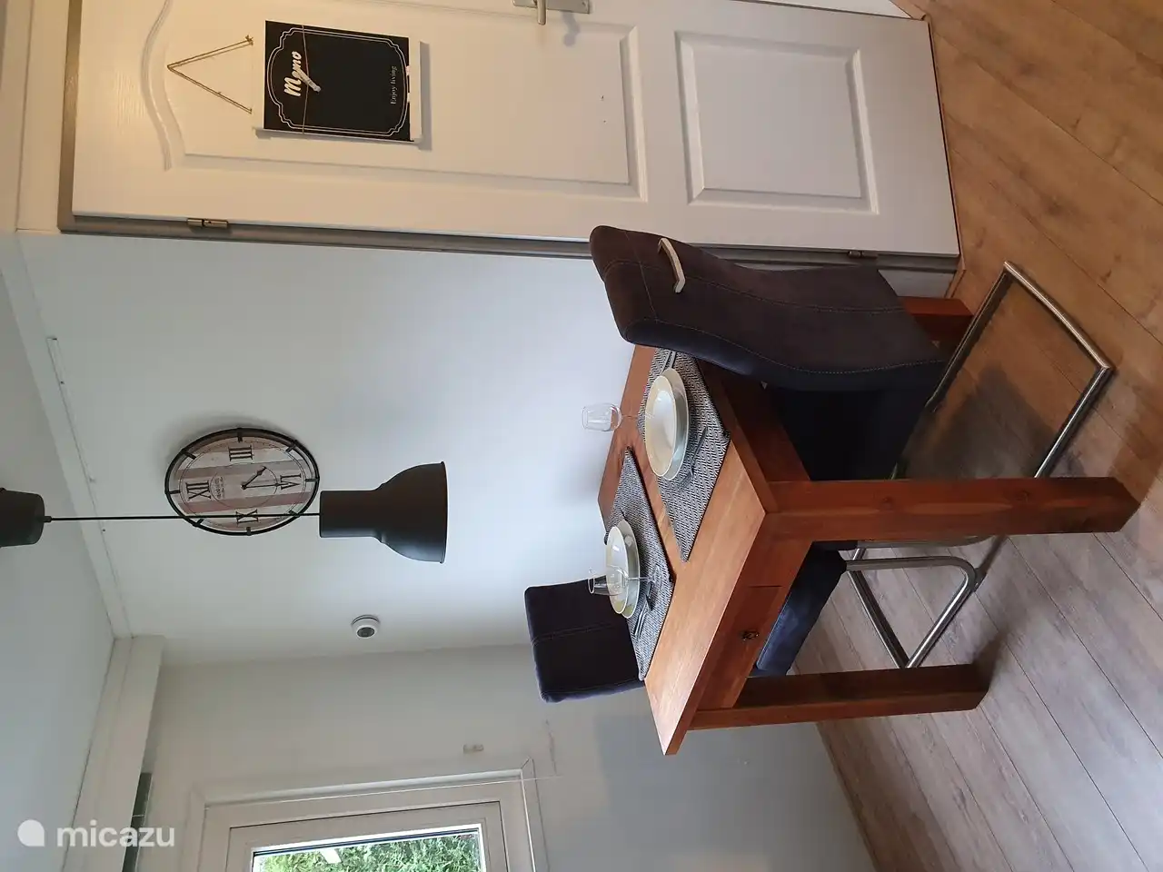 Der Esstisch im Chalet. Auf der Veranda befindet sich der große Esstisch.