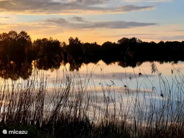 La cabane en rondins | Pays-Bas, Gueldre, Eibergen - cabane en bois / lodge Le soleil couchant lors d'une promenade autour du lac