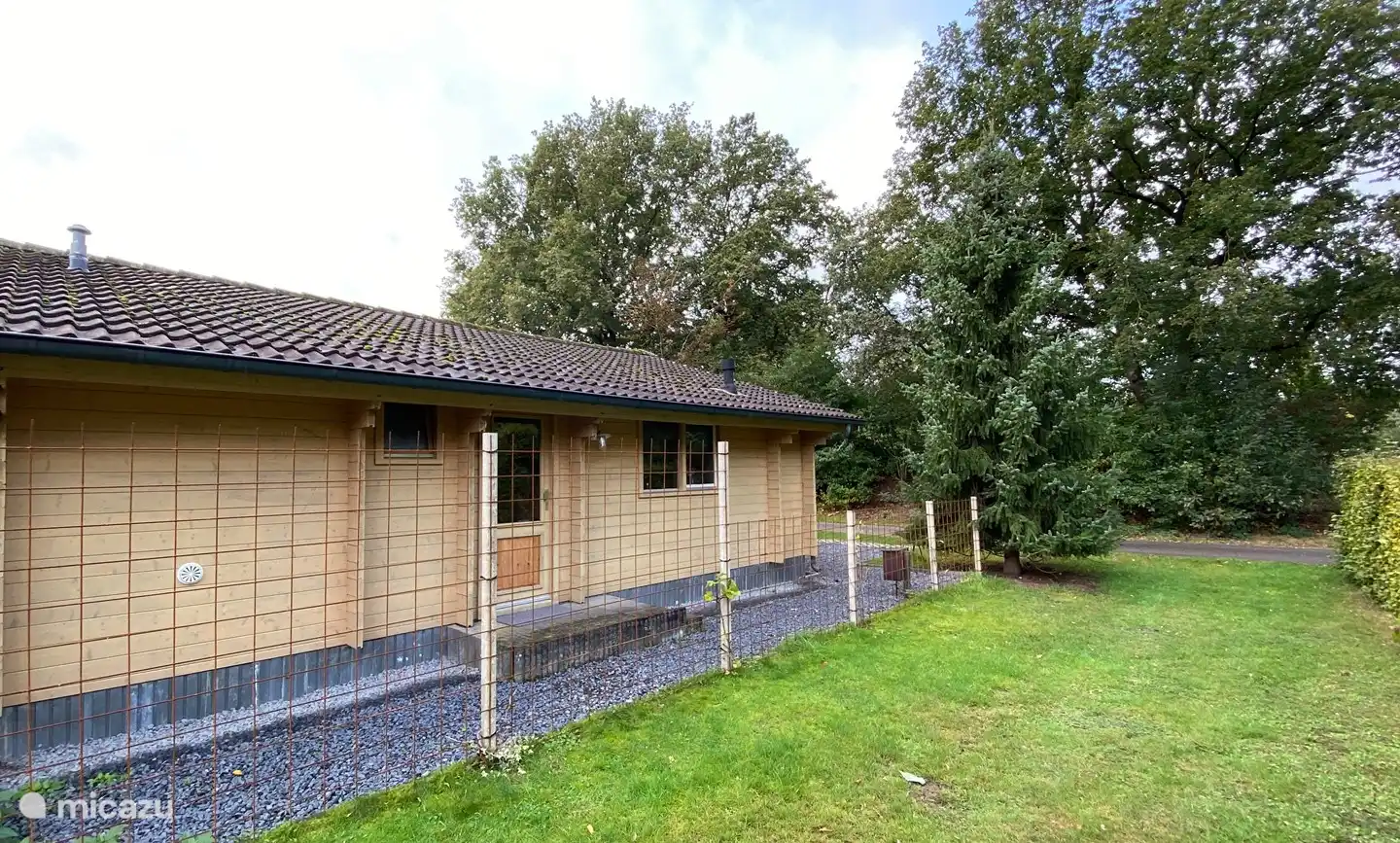 Der Blokhut hat einen geräumigen Überhang, der es im Sommer innen schön kühl hält