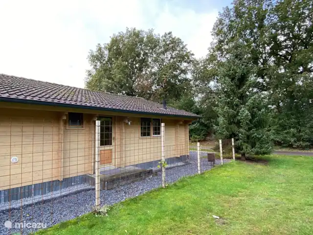 La cabane en rondins | Pays-Bas, Gueldre, Eibergen - cabane en bois / lodge La cabane en rondins a un surplomb spacieux qui la garde agréable et fraîche à l'intérieur en été