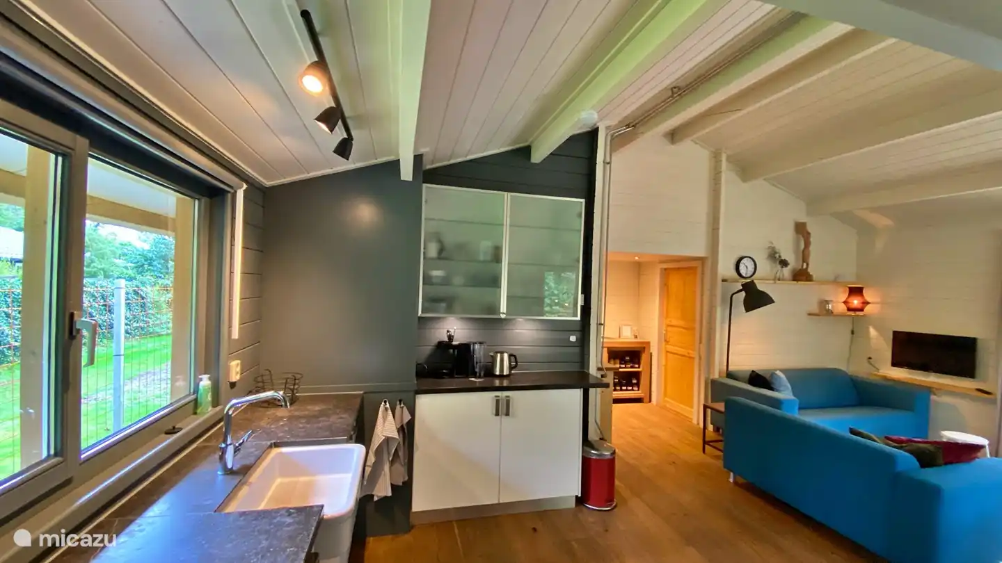 Offene Küche mit Blick ins Grüne