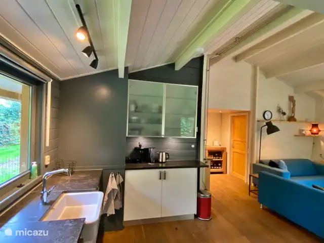 La cabane en rondins | Pays-Bas, Gueldre, Eibergen - cabane en bois / lodge Cuisine ouverte avec vue sur le vert extérieur