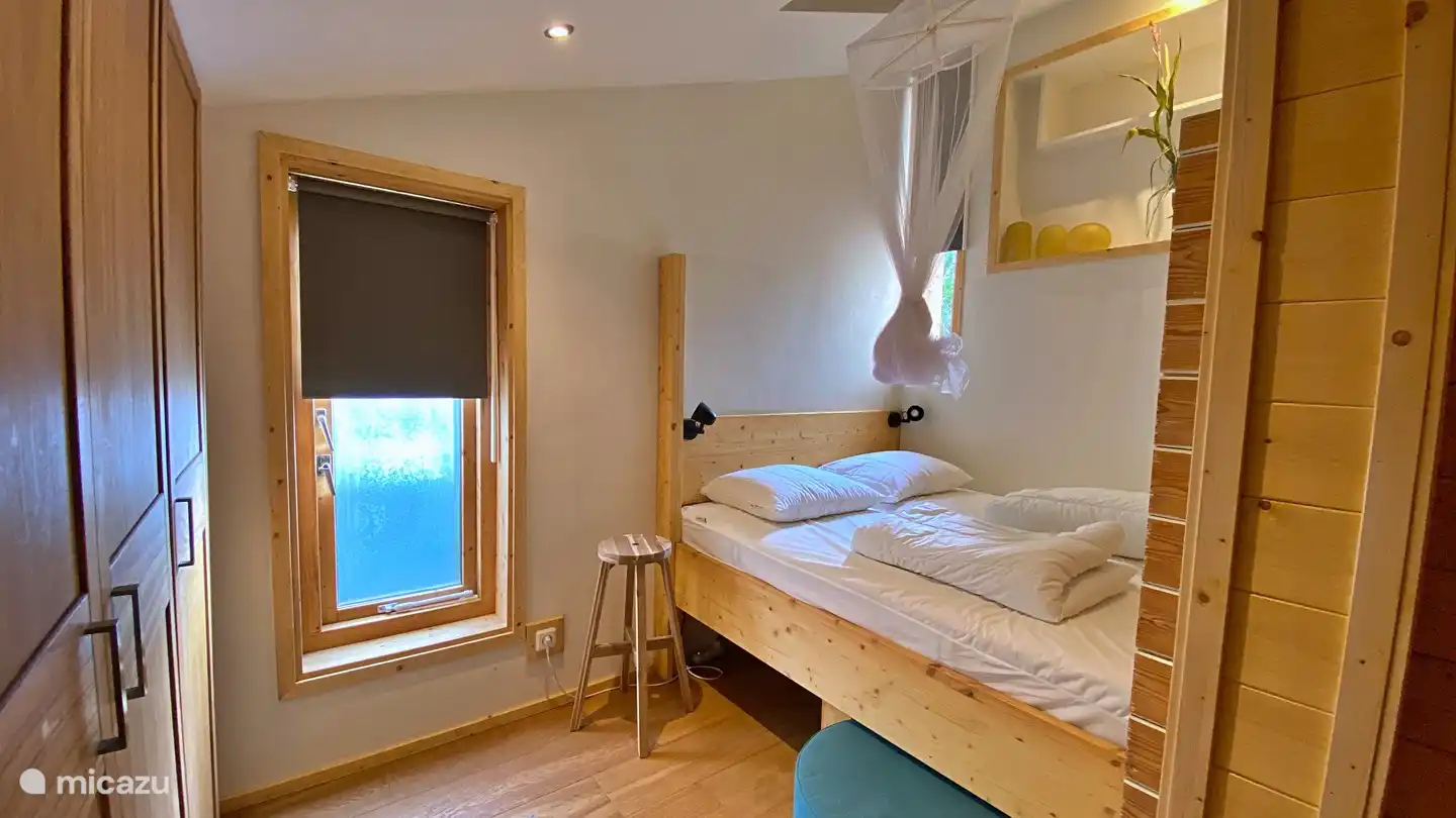 2. Schlafzimmer mit Dachfenster und schönem, großzügigem Boxbett