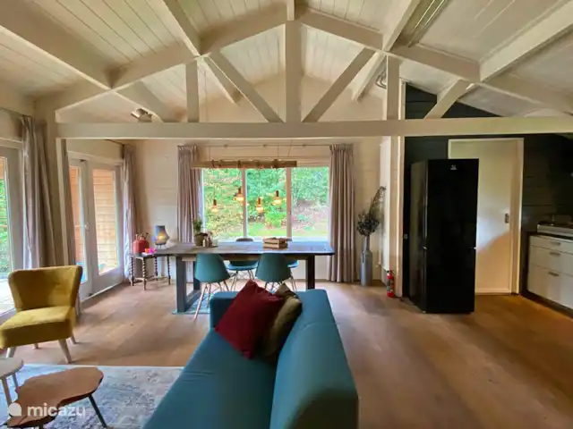 La cabane en rondins | Pays-Bas, Gueldre, Eibergen - cabane en bois / lodge Un spacieux séjour - cuisine avec beaucoup de lumière
