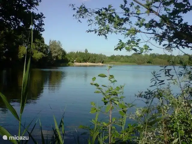 La cabane en rondins | Pays-Bas, Gueldre, Eibergen - cabane en bois / lodge Vue de l'autre côté du lac