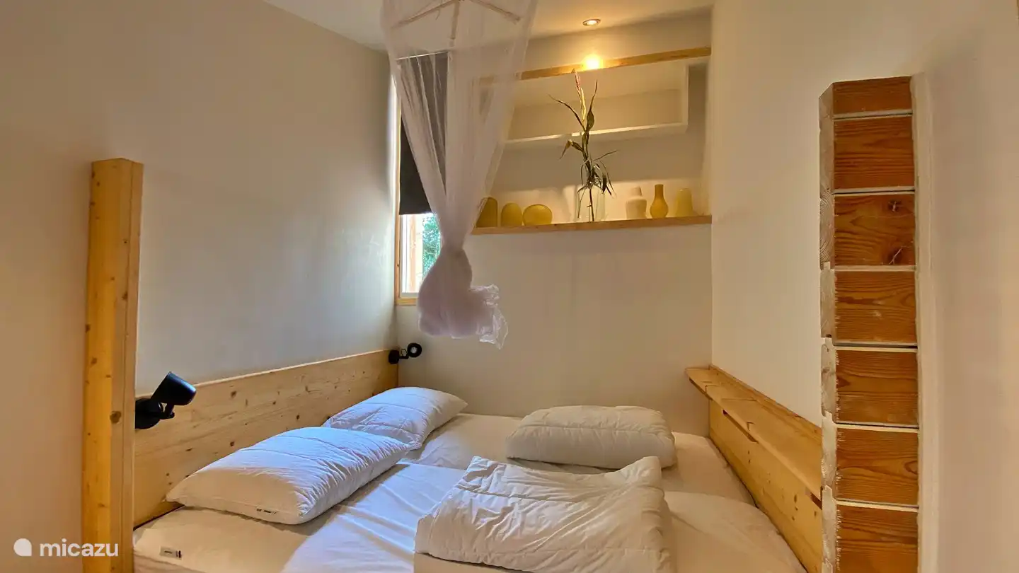 Das geräumige Boxbett und das viele Licht machen dieses Schlafzimmer zu einem wunderbaren Ort