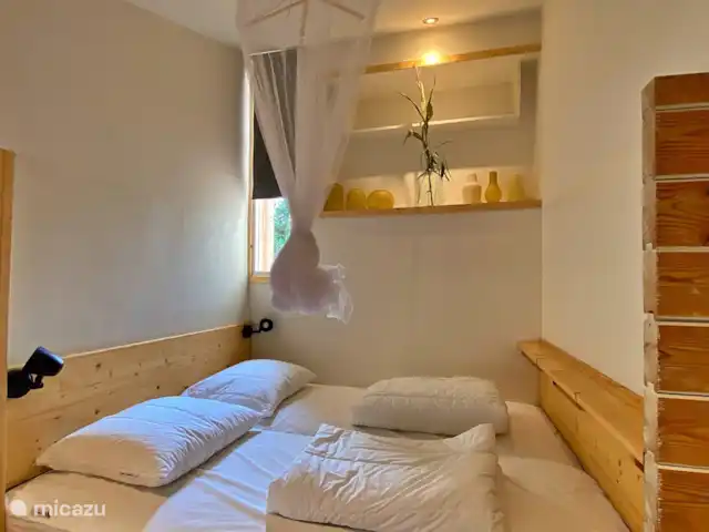 La cabane en rondins | Pays-Bas, Gueldre, Eibergen - cabane en bois / lodge Le lit coffre spacieux et l'abondance de lumière font de cette chambre un endroit merveilleux
