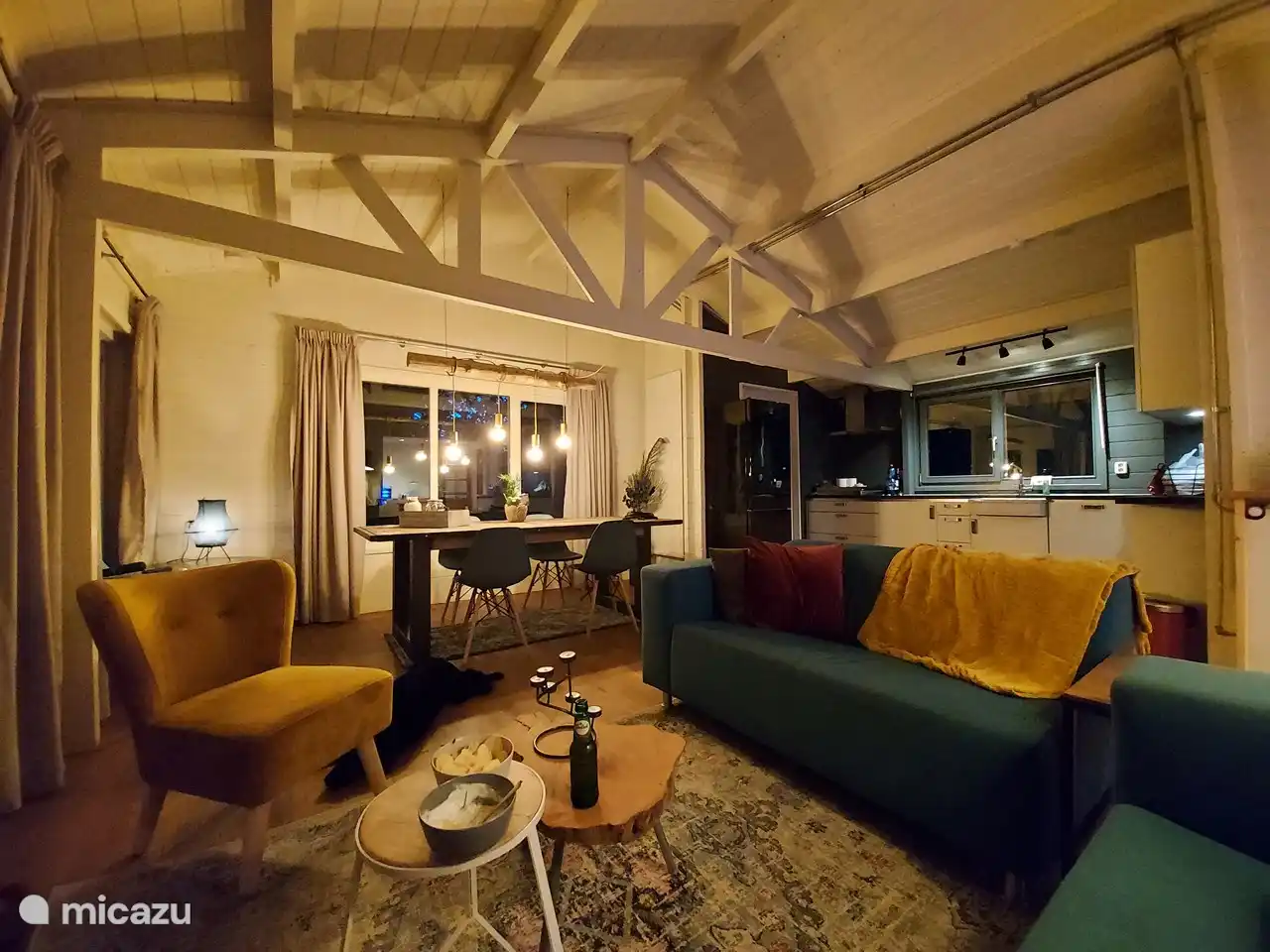 Das Wohnzimmer ist auch abends ein gemütlicher und angenehmer Ort