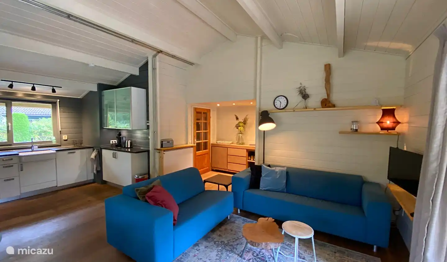 Entspannen Sie mit Blick auf den weitläufigen Garten