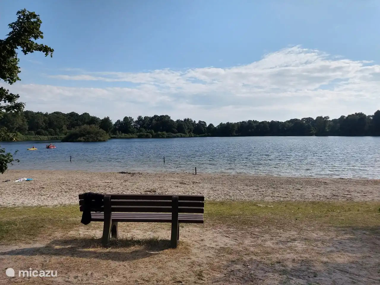 Der schöne Sandstrand ist gleich um die Ecke