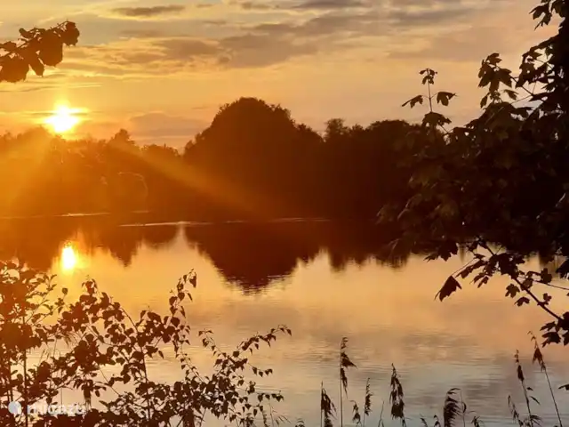 La cabane en rondins | Pays-Bas, Gueldre, Eibergen - cabane en bois / lodge Le soleil couchant lors d'une promenade autour du lac