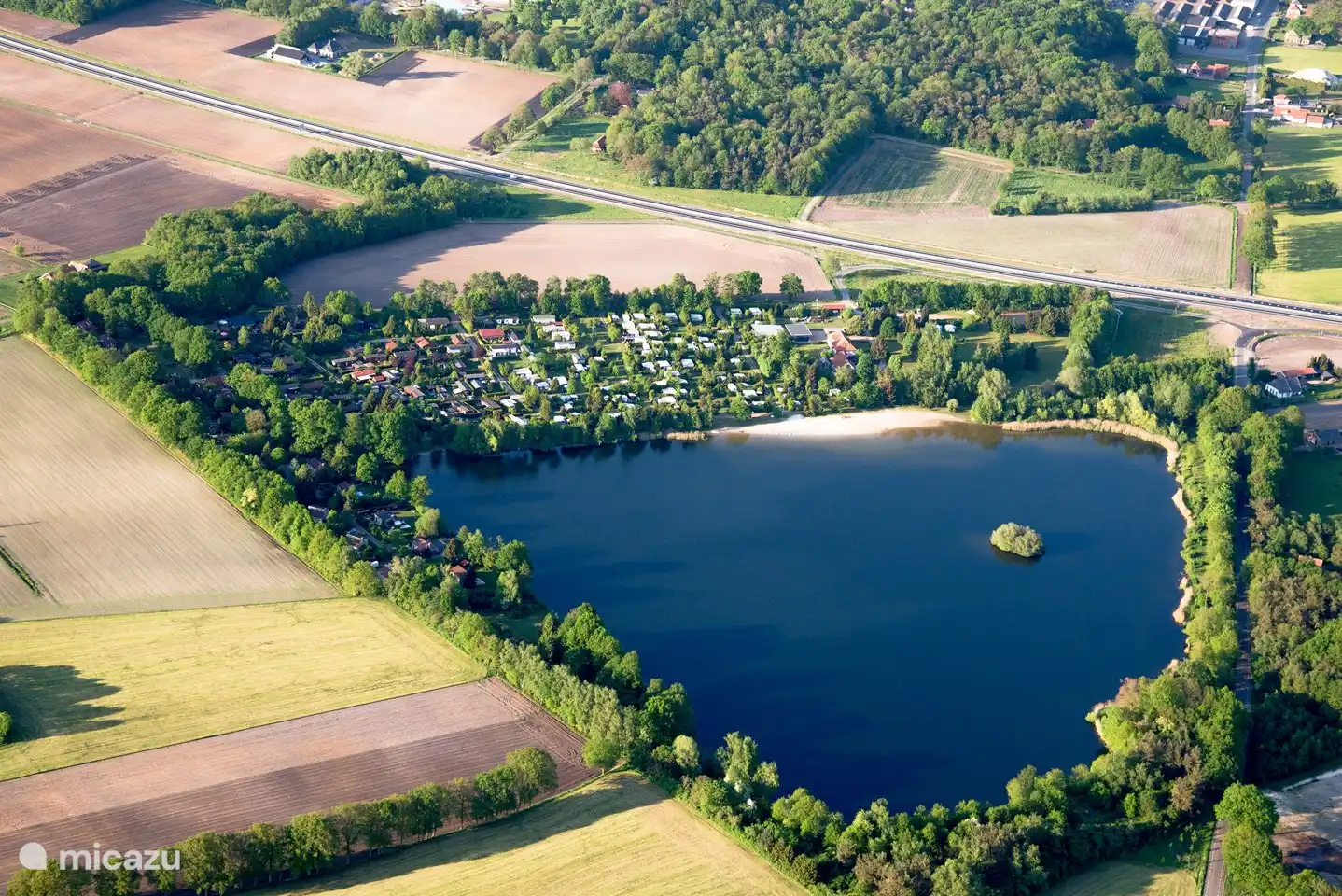 Luftbild des Parks mit einem 7 Hektar großen See. Die Wasserqualität ist sehr gut!