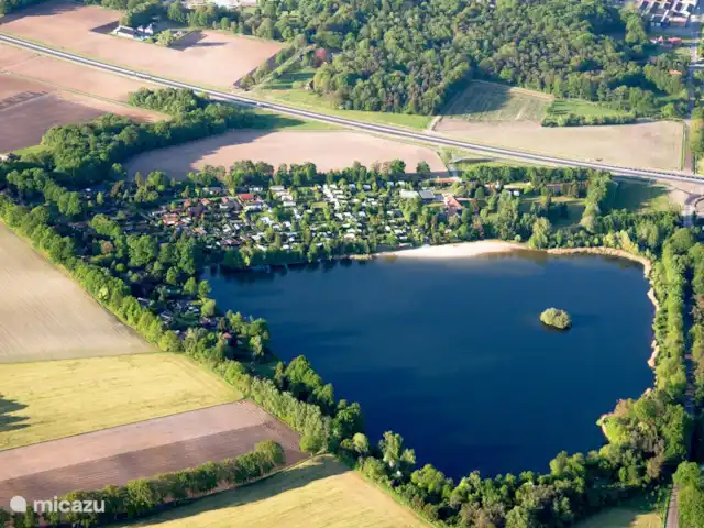 La cabane en rondins | Pays-Bas, Gueldre, Eibergen - cabane en bois / lodge Vue aérienne du parc, agrémenté d'un lac de 7 acres. la qualité de l'eau est très bonne !