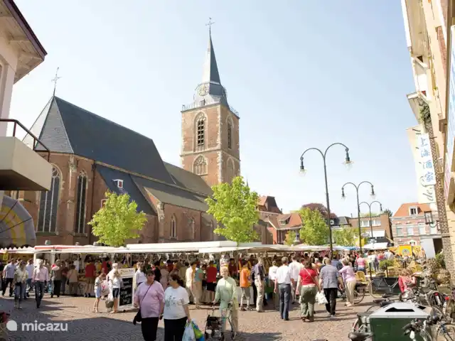 La cabane en rondins | Pays-Bas, Gueldre, Eibergen - cabane en bois / lodge Il y a plusieurs marchés hebdomadaires dans la région. Les marchés du samedi d'Enschede et de Winterswijk valent vraiment la peine. Vous pouvez vous rendre dans ces villes en moins de 20 minutes depuis le Log Cabin. Bien sûr, vous pouvez aussi simplement faire du shopping.