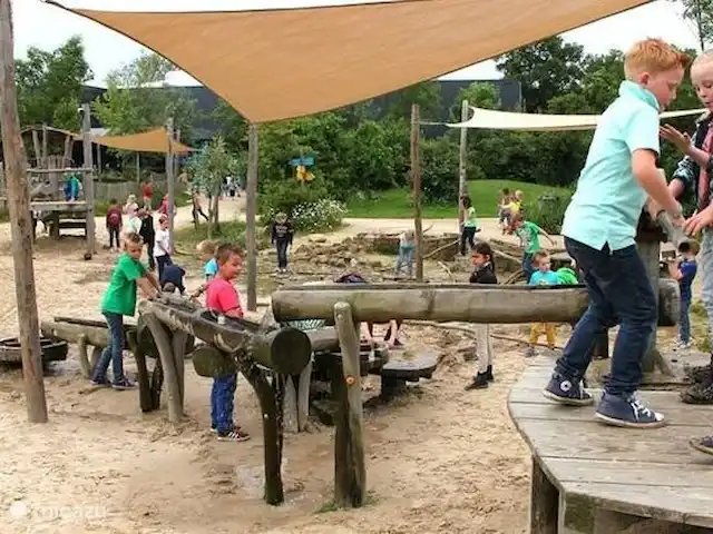 La cabane en rondins | Pays-Bas, Gueldre, Eibergen - cabane en bois / lodge Le paradis du jeu Hof van Eckberge se trouve à 500 mètres de la cabane en rondins. Un magnifique paradis de jeux intérieur et extérieur avec zoo et restauration.
