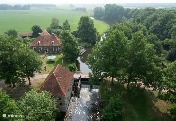 Die Mallum-Windmühle. Eine historische Wassermühle, in der noch immer Mehl gemahlen und samstags verkauft wird. im nahegelegenen Muldershuis kann man lecker zu Abend essen
