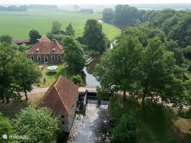 La cabane en rondins | Pays-Bas, Gueldre, Eibergen - cabane en bois / lodge Le moulin Mallum ; un moulin à eau historique où la farine est moulue et vendue le samedi. Le Muldershuis adjacent est également recommandé pour une courte pause, un déjeuner ou un dîner