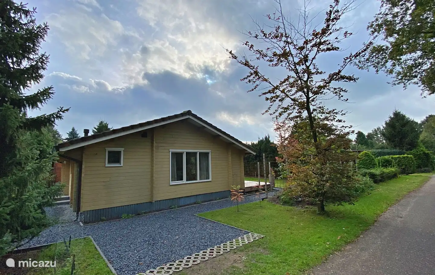 Die Vorderseite des Blockhauses mit privatem Parkplatz