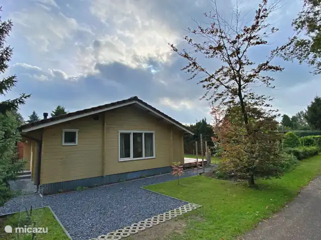 La cabane en rondins | Pays-Bas, Gueldre, Eibergen - cabane en bois / lodge L'avant de la Log Cabin avec son propre espace de stationnement