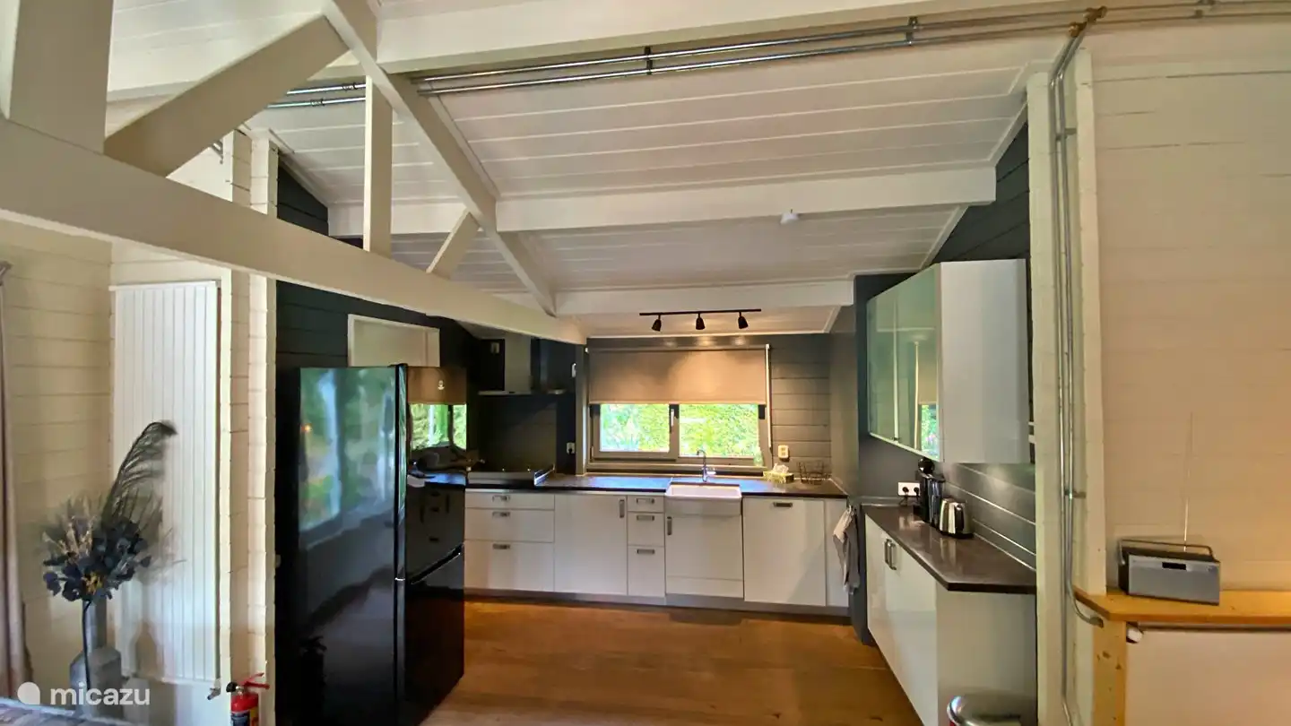 Die Küche ist geräumig und komplett ausgestattet