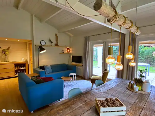 La cabane en rondins | Pays-Bas, Gueldre, Eibergen - cabane en bois / lodge Le salon avec portes-fenêtres donnant sur la spacieuse terrasse
