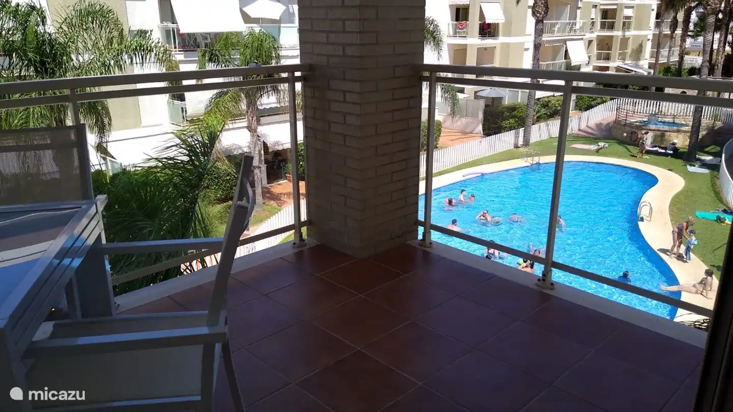 Uitzicht op het zwembad vanop het terras