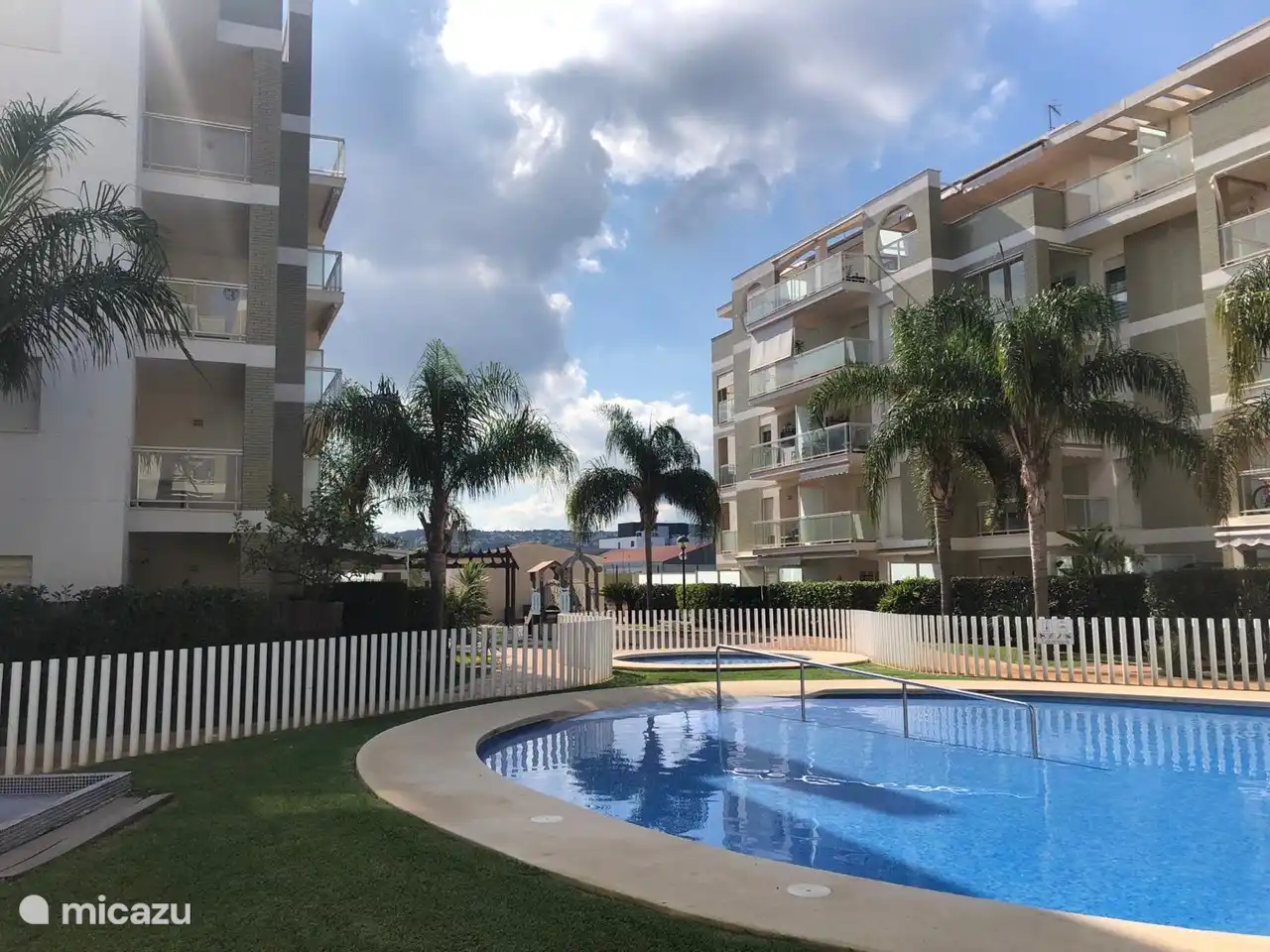 Zwembad met kinderbad