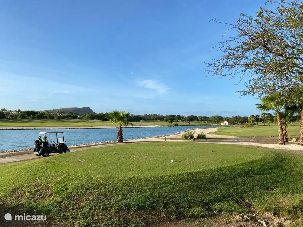 Terrain de golf trou 18 devant la porte